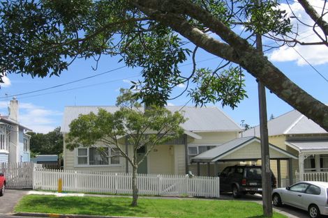 Photo of property in 29 Kiwi Road, Stanley Point, Auckland, 0624