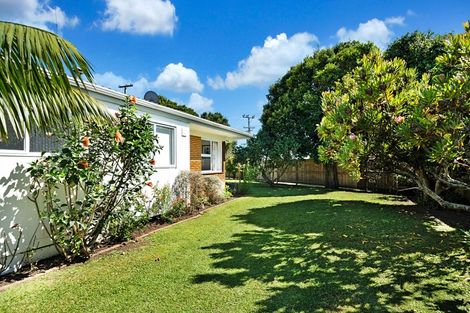 Photo of property in 1/2 Wallace Road, Ranui, Auckland, 0612