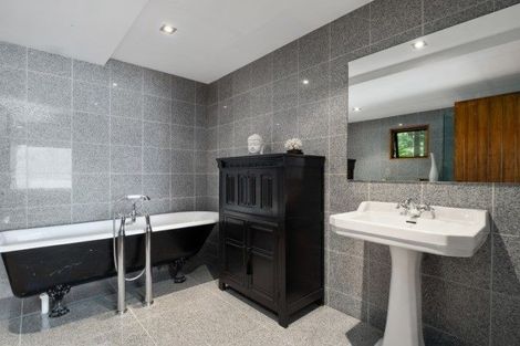 Photo of property in 136 Wynyard Crescent, Fernhill, Queenstown, 9300