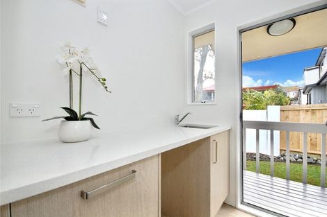 Photo of property in 1/17 Athena Drive, Totara Vale, Auckland, 0629