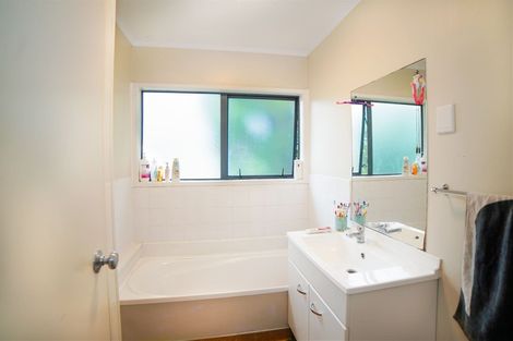 Photo of property in 2/73 Etherton Drive, Weymouth, Auckland, 2103