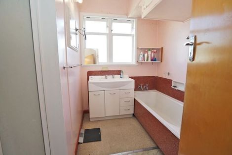 Photo of property in 24 Oxford Street, Fairfield, Hamilton, 3214