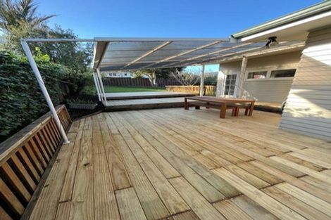 Photo of property in 9 Ellesmere Crescent, Pakuranga Heights, Auckland, 2010