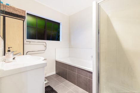 Photo of property in 2/124 Waimumu Road, Massey, Auckland, 0614