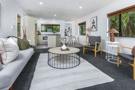 Photo of property in 2/23 Heathglen Place, Bayview, Auckland, 0629