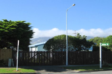 Photo of property in 7 Reeves Street, Waikanae Beach, Waikanae, 5036