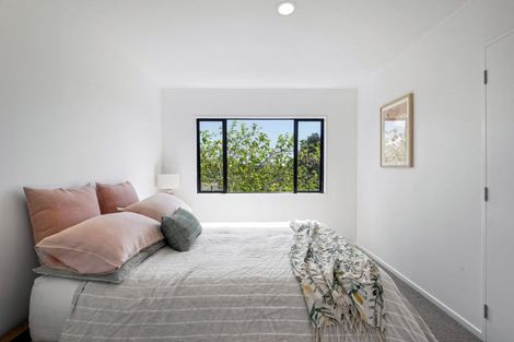 Photo of property in 2/12 Helicon Place, Totara Vale, Auckland, 0629