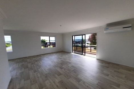 Photo of property in 32 Hadley Wood Drive, Wattle Downs, Auckland, 2103