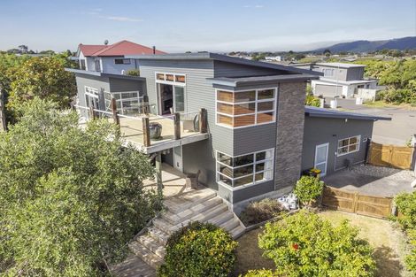 Photo of property in 11 Metzenthin Close, Raumati South, Paraparaumu, 5032