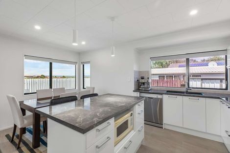Photo of property in 2/8 Celmisia Place, Weymouth, Auckland, 2103