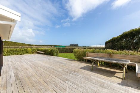 Photo of property in 2 Arthur Road, Paraite, New Plymouth, 4373