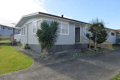 Photo of property in 46 La Rosa Street, Green Bay, Auckland, 0604