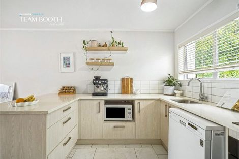 Photo of property in 2/3a Kirrie Avenue, Te Atatu South, Auckland, 0610