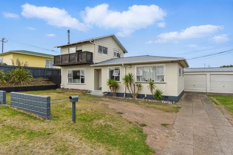 Photo of property in 28 Miro Street, Castlecliff, Whanganui, 4501