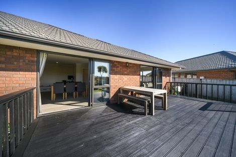 Photo of property in 12 Ron Place, Fitzherbert, Palmerston North, 4410