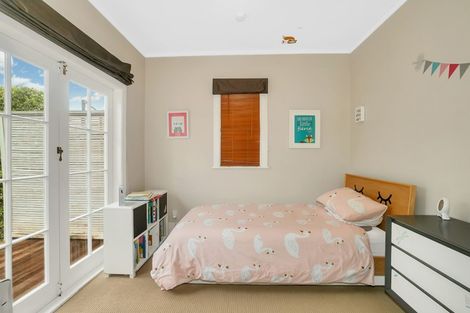 Photo of property in 23 Dignan Street, Point Chevalier, Auckland, 1022