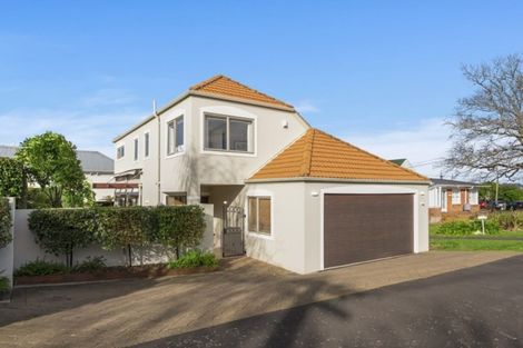 Photo of property in 2/64 Onewa Road, Northcote, Auckland, 0627