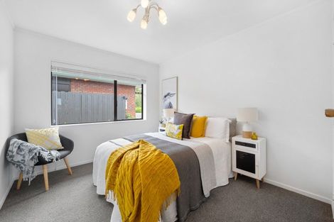 Photo of property in 2/98 Mirrabooka Avenue, Botany Downs, Auckland, 2010