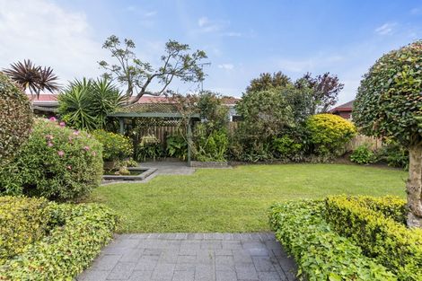 Photo of property in 17 Channing Crescent, Botany Downs, Auckland, 2010