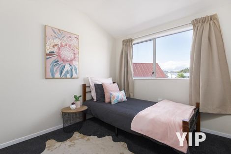 Photo of property in 2/25 Kingsbridge Place, Newlands, Wellington, 6037