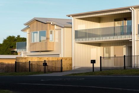 Photo of property in 1b Taupiko Place, Green Bay, Auckland, 0604
