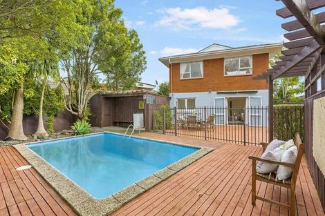 Photo of property in 18 Leewood Place, Pakuranga Heights, Auckland, 2010