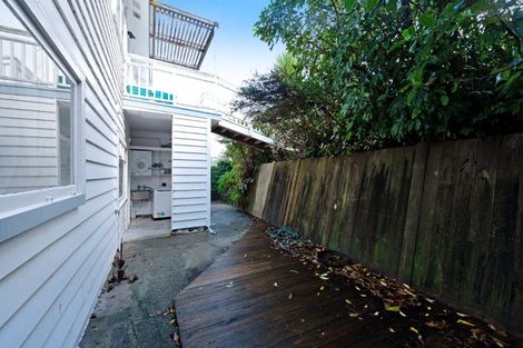 Photo of property in 118 Kelburn Parade, Kelburn, Wellington, 6012