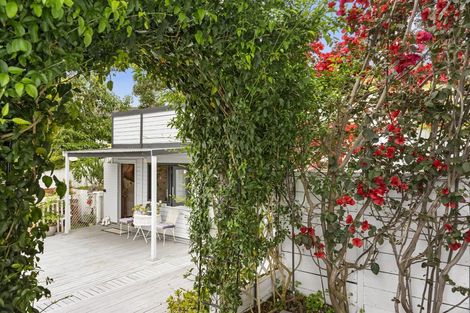 Photo of property in 6 Valdese Rise, Browns Bay, Auckland, 0630