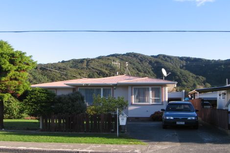 Photo of property in 33 Karamu Crescent, Wainuiomata, Lower Hutt, 5014