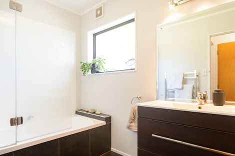 Photo of property in 32 Suzanne Grove, Kelvin Grove, Palmerston North, 4414