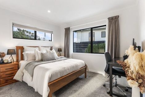 Photo of property in 54 Somes Crescent, Newlands, Wellington, 6037