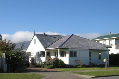 Photo of property in 11 Reeves Street, Waikanae Beach, Waikanae, 5036