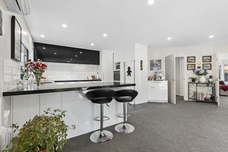 Photo of property in 11 Ruapehu Drive, Fitzherbert, Palmerston North, 4410