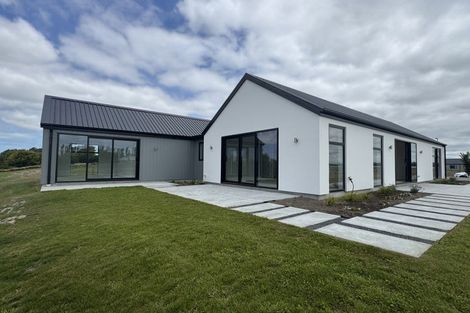 Photo of property in 14 Village Green Drive, Huntingdon, 7774