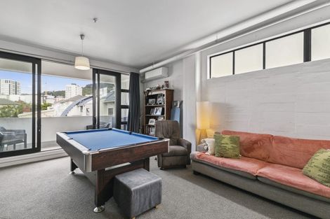 Photo of property in Endeavour Apartments, 18/125 Thorndon Quay, Pipitea, Wellington, 6011