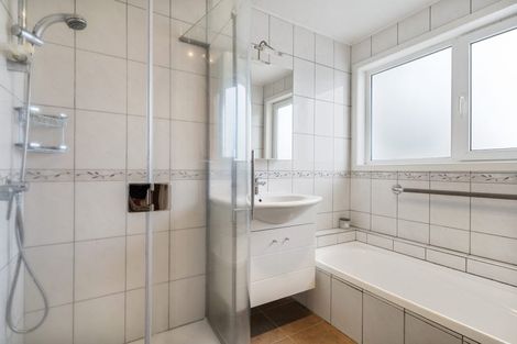 Photo of property in 22 Gwenand Place, Botany Downs, Auckland, 2010