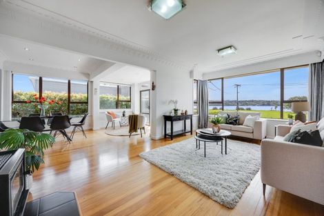 Photo of property in 65 Kiwi Esplanade, Mangere Bridge, Auckland, 2022