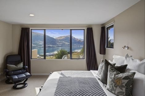 Photo of property in 17 Milward Place, Kelvin Heights, Queenstown, 9300