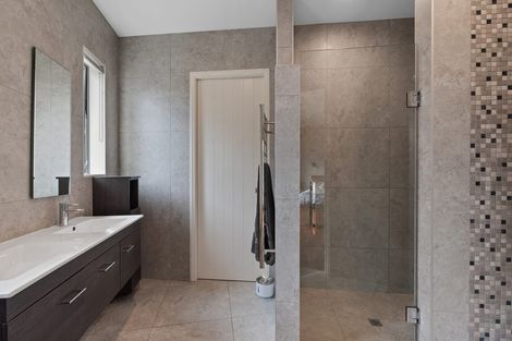 Photo of property in 18 Stevensons Crescent, Albany Heights, Albany, 0793