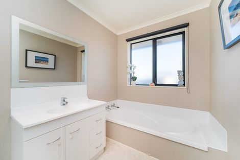 Photo of property in 23 Geneva Terrace, Kelvin Grove, Palmerston North, 4414