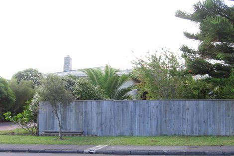 Photo of property in 12 Ward Crescent, Te Atatu Peninsula, Auckland, 0610
