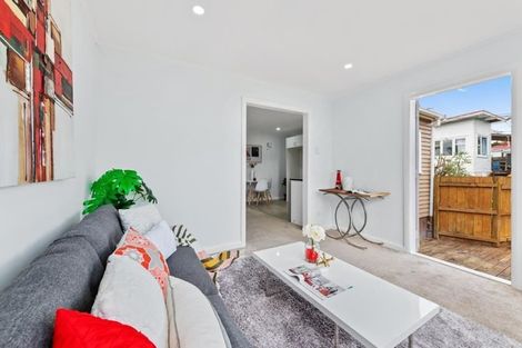 Photo of property in 70 Forrest Hill Road, Forrest Hill, Auckland, 0620