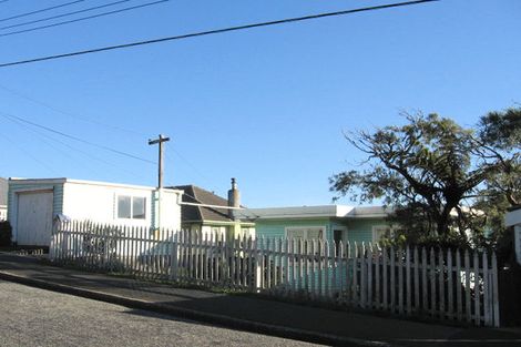 Photo of property in 18 Miles Crescent, Newlands, Wellington, 6037