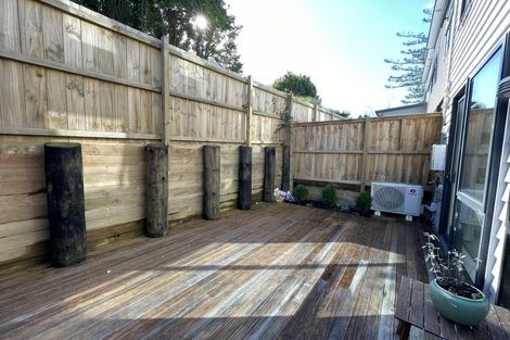 Photo of property in 2/4 Mcquoid Place, Glenfield, Auckland, 0629