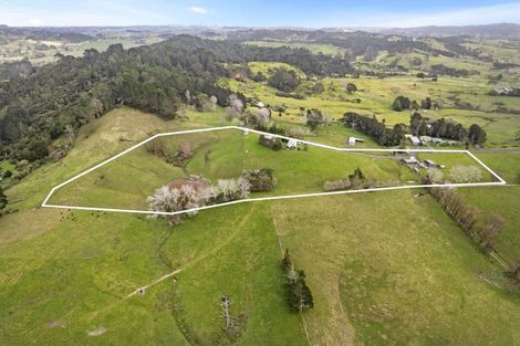 Photo of property in 107 Cemetery Road, Wainui, 0992