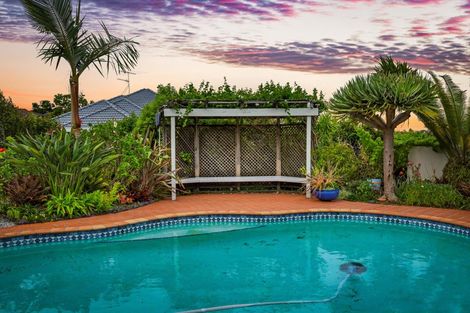 Photo of property in 32 Cherub Place, West Harbour, Auckland, 0618