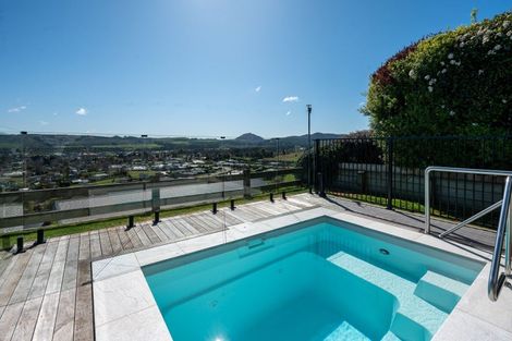 Photo of property in 18 Peregrine Place, Kinloch, Taupo, 3377