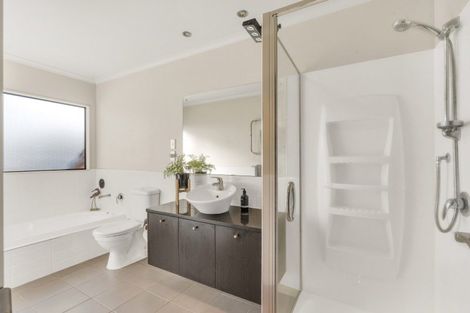 Photo of property in 4 Bridgefield Crescent, Flat Bush, Auckland, 2016