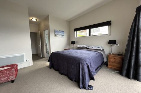 Photo of property in 70 Wynyard Crescent, Fernhill, Queenstown, 9300