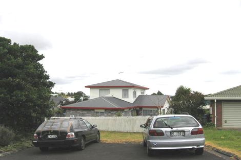 Photo of property in 1/9 Mira Place, Windsor Park, Auckland, 0632